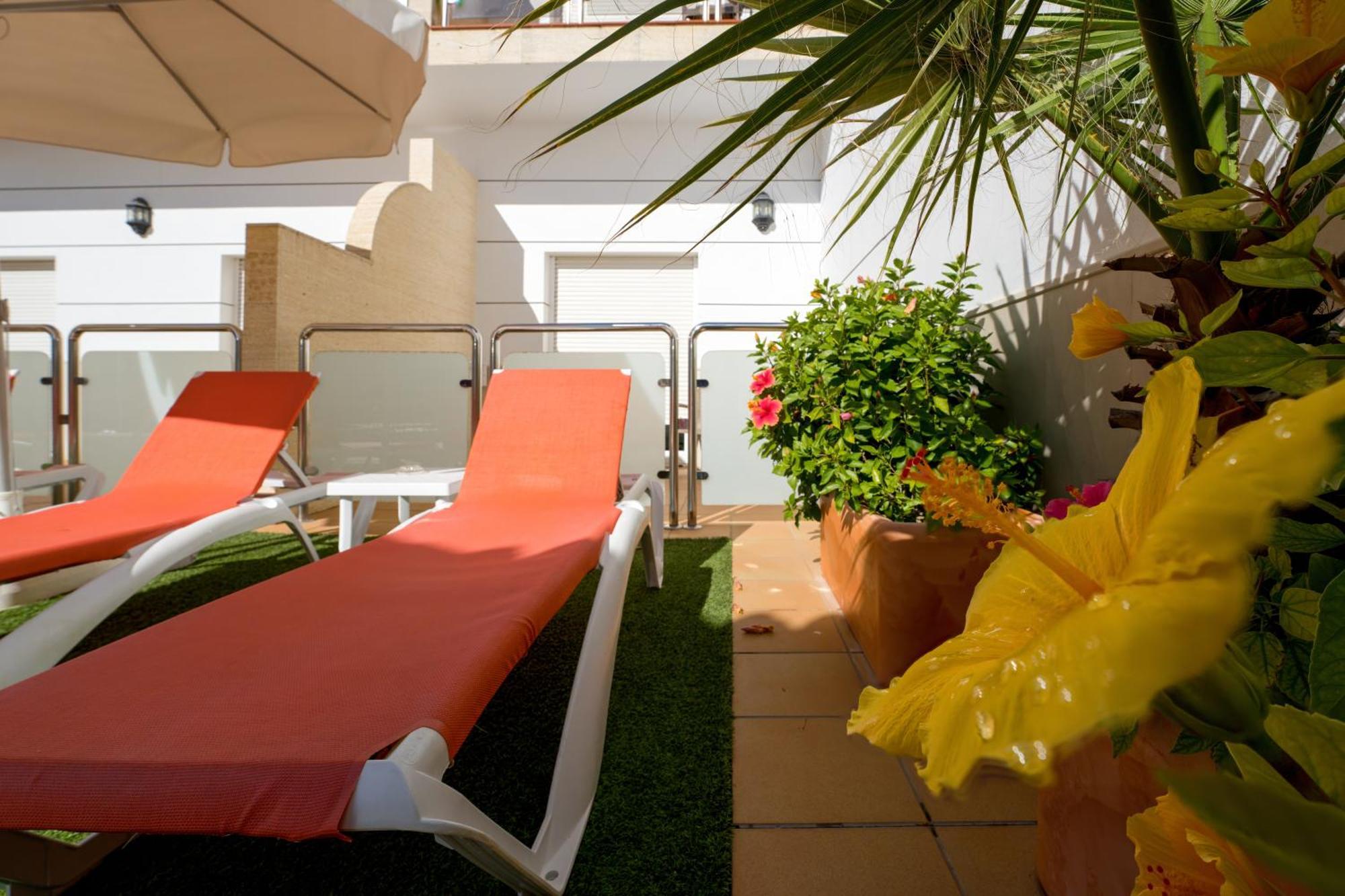 Hotel Apartamentos Loto Conil Conil De La Frontera Exterior photo