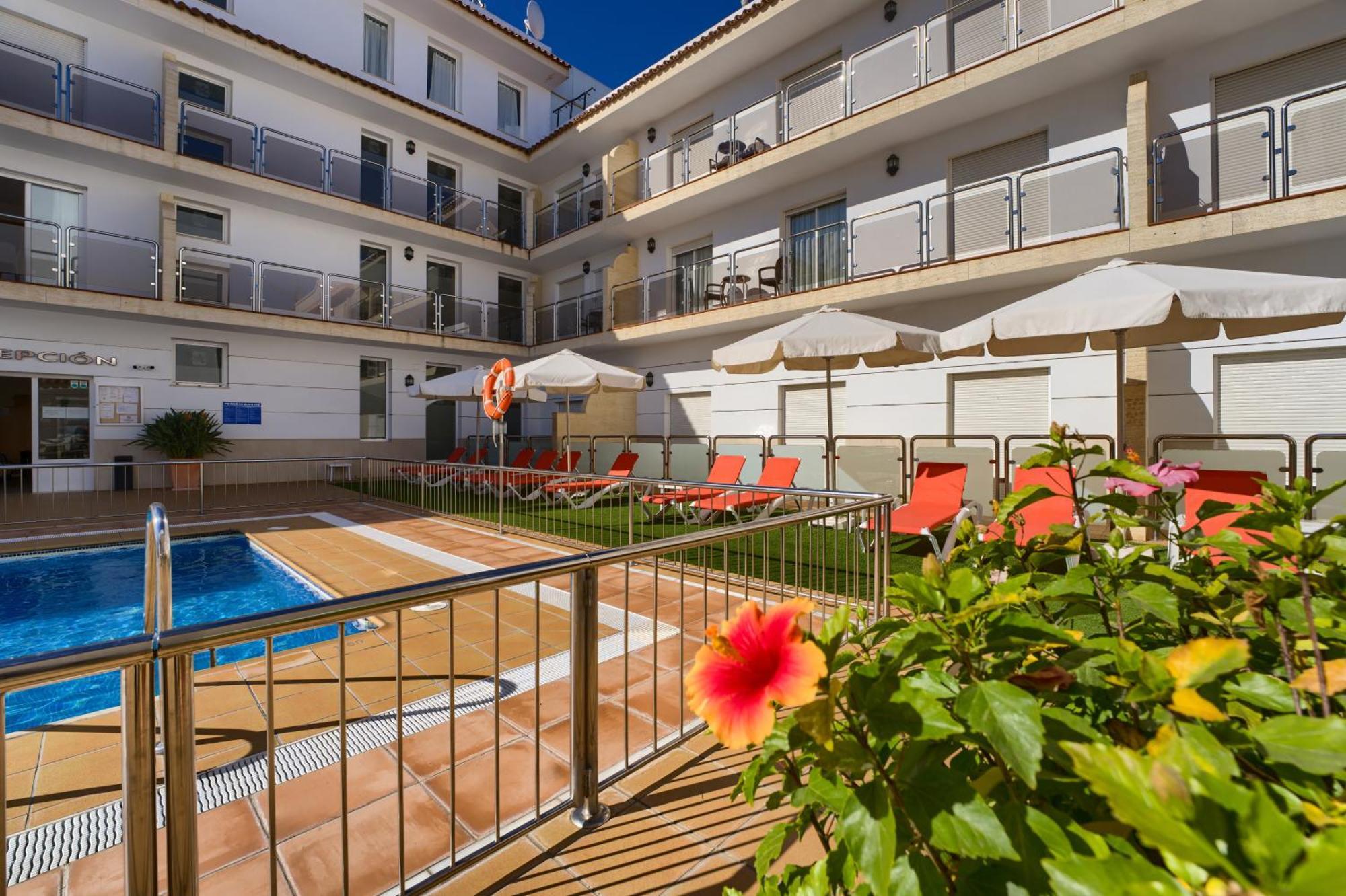 Hotel Apartamentos Loto Conil Conil De La Frontera Exterior photo