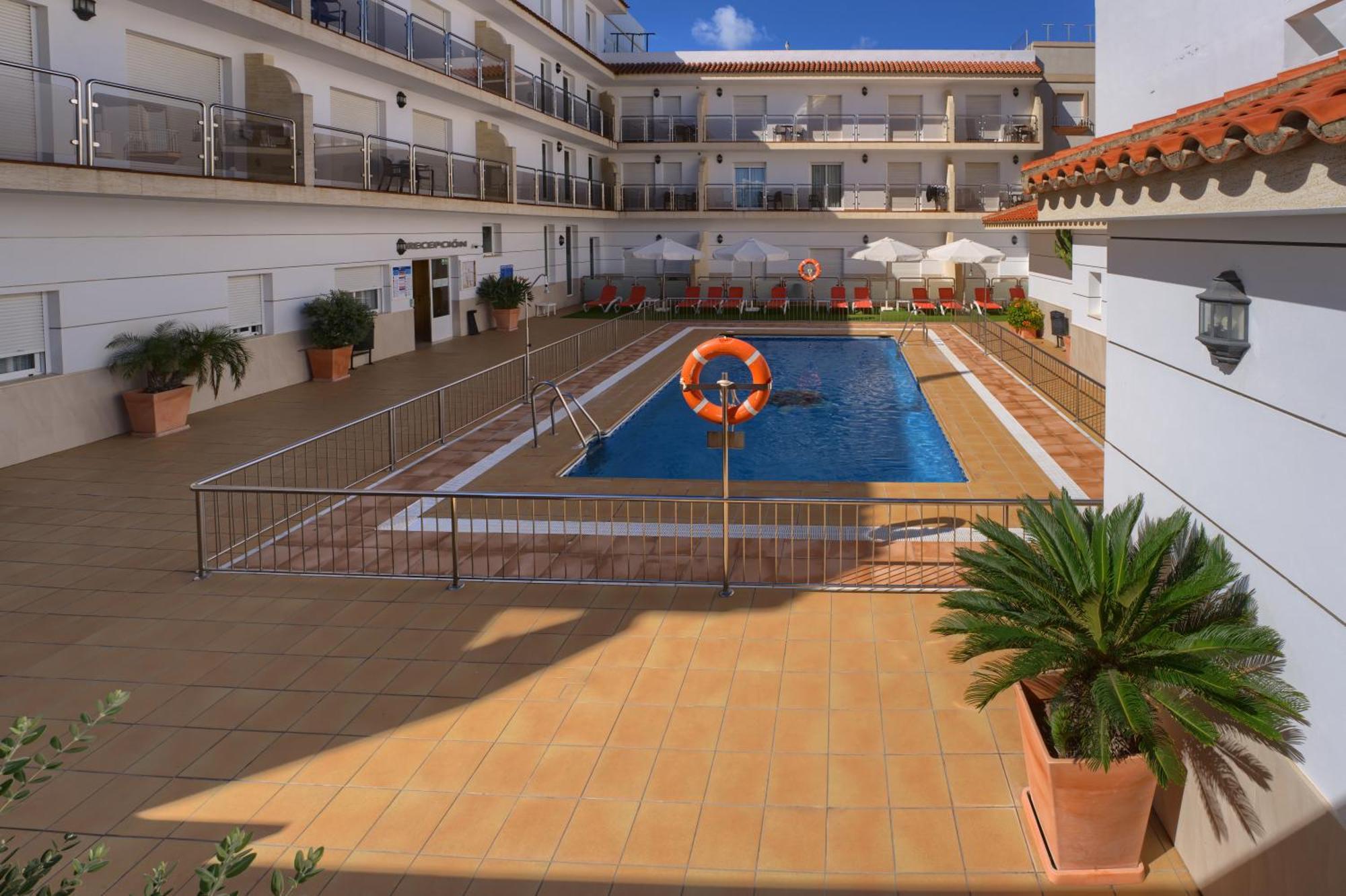 Hotel Apartamentos Loto Conil Conil De La Frontera Exterior photo