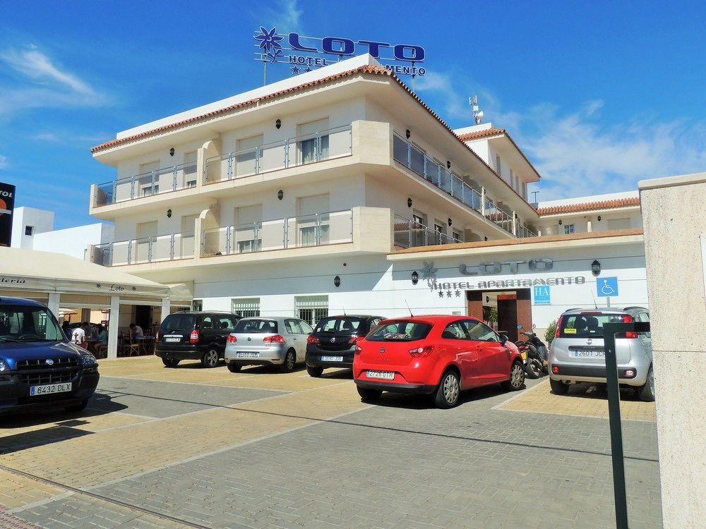 Hotel Apartamentos Loto Conil Conil De La Frontera Exterior photo